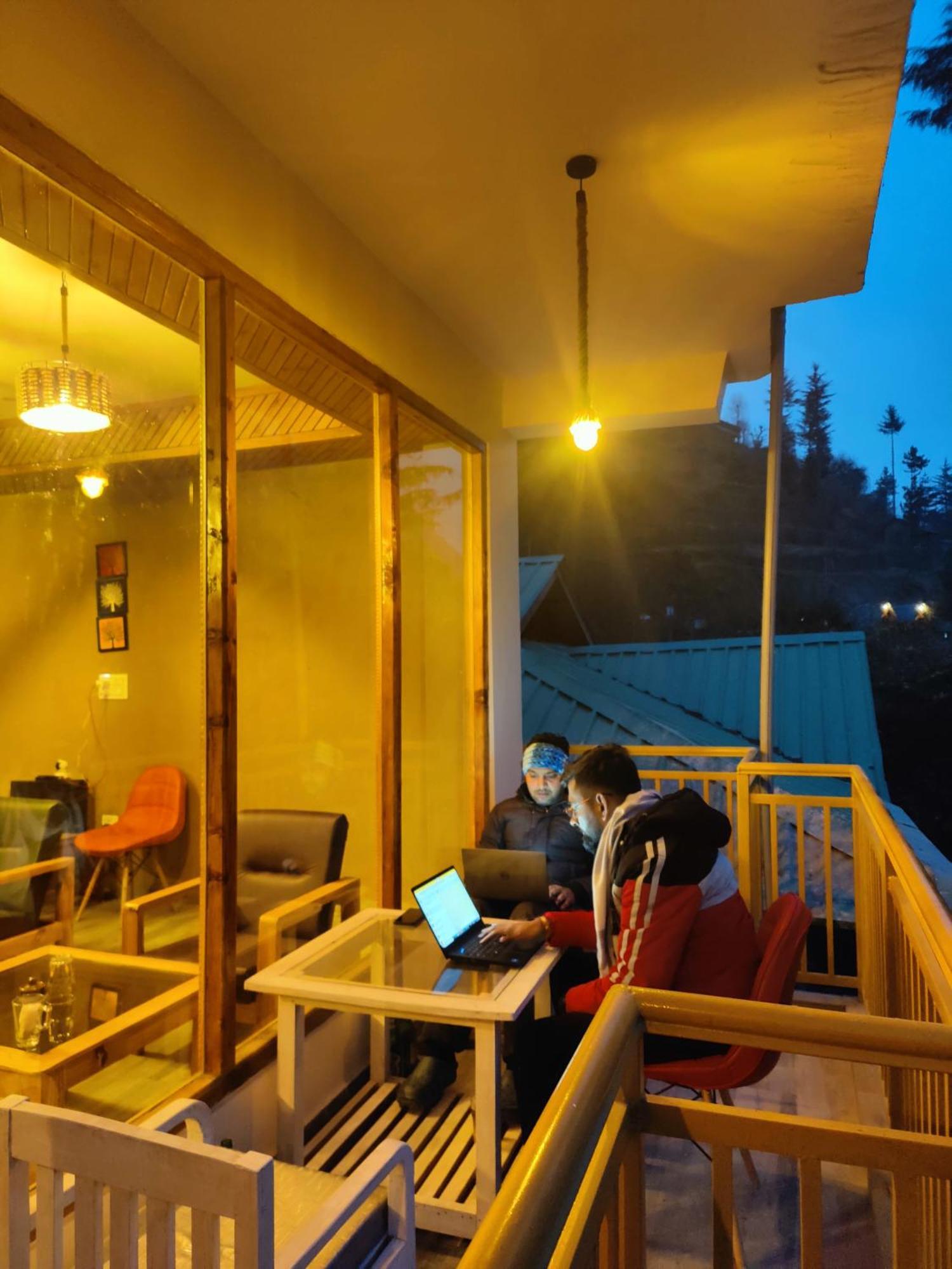 The Woodpecker Inn & Cafe, Jibhi Extérieur photo
