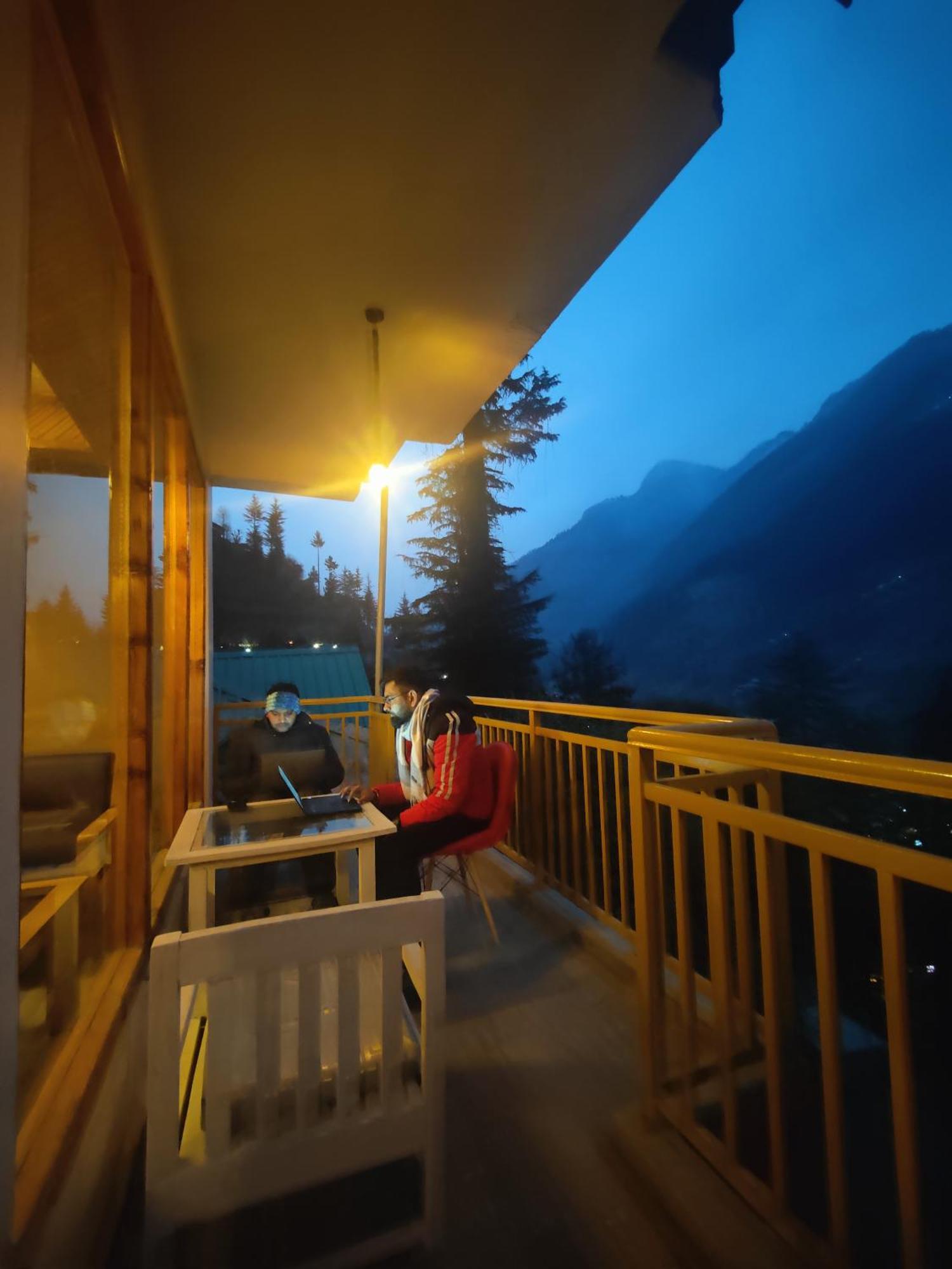 The Woodpecker Inn & Cafe, Jibhi Extérieur photo